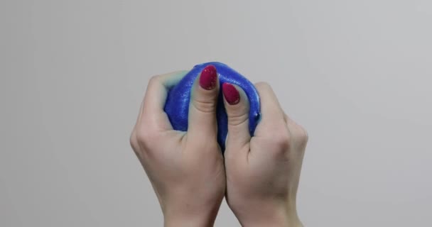Mani donna giocando con stranamente soddisfacente sostanza appiccicosa melma blu. Antistress — Video Stock
