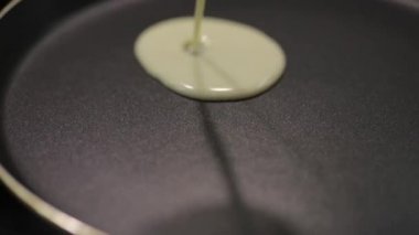 Ev yapımı krep pişirme süreci. Tavaya pancake hamur dökme