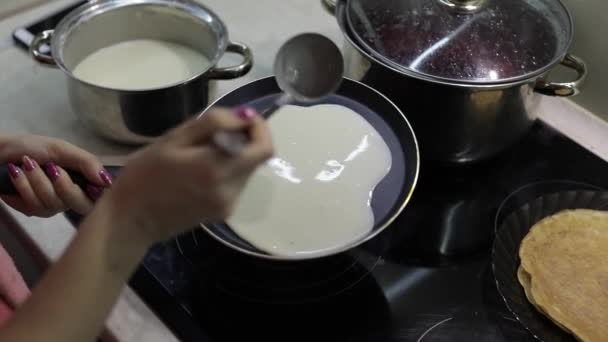 El proceso de cocinar panqueques caseros. Mujer vierte masa de panqueque en la sartén — Vídeos de Stock