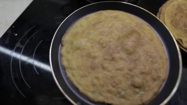 烹饪自制煎饼的过程。女人把煎饼从平底锅到盘子 — 图库视频影像