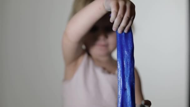 Barn ha roligt att göra slem. Kid leker med handgjorda leksak slem. — Stockvideo