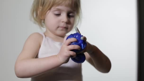 Criança se divertindo fazendo lodo. Criança brincando com lodo de brinquedo feito à mão . — Vídeo de Stock