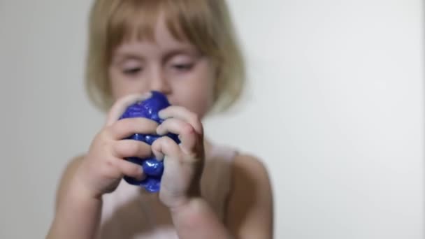 Barn ha roligt att göra slem. Kid leker med handgjorda leksak slem. — Stockvideo