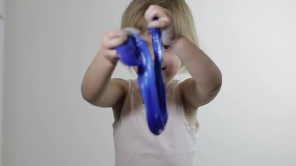 Barn ha roligt att göra slem. Kid leker med handgjorda leksak slem. — Stockvideo