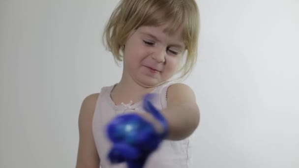 Niña divirtiéndose haciendo limo. Niño jugando con juguete hecho a mano limo . — Vídeos de Stock