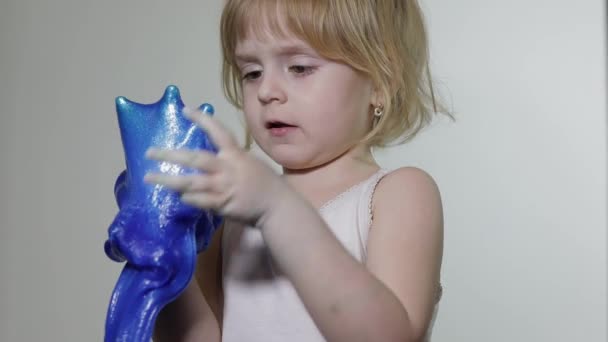 Kinder haben Spaß beim Schleimen. Kind spielt mit handgemachtem Spielzeugschleim. — Stockvideo