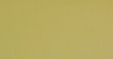 Birçok hap sarı bir yüzeye düşer. Yuvarlak ve oval beyaz haplar