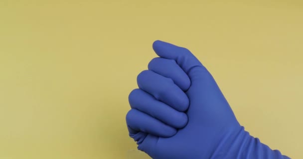 Белые таблетки в руке, одетые в голубую медицинскую перчатку. Женщина принимает одну овальную таблетку — стоковое видео