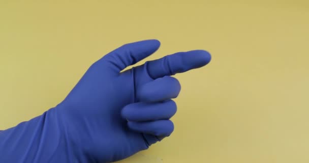 Λευκά χάπια στο χέρι ντυμένα με μπλε ιατρικό γάντι. Η γυναίκα παίρνει ένα ωοειδές χάπι — Αρχείο Βίντεο