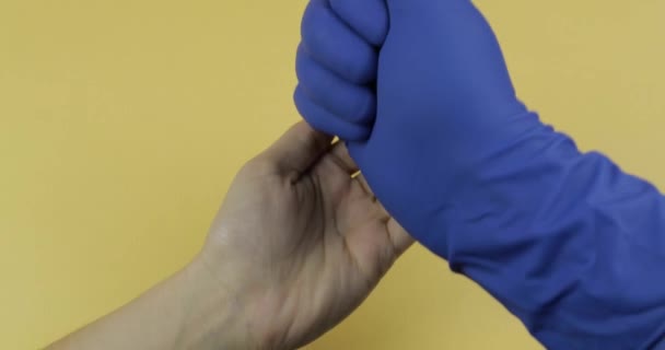 Main dans le gant médical bleu met une grande quantité de pilule blanche dans la main de la femme — Video