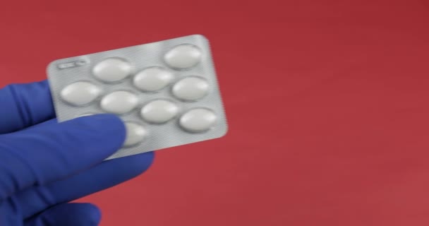 Médico mão na luva médica dá bolha com pílulas e receber pagamento em dinheiro — Vídeo de Stock