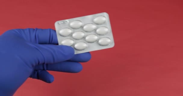 Médecin main dans le gant médical donne blister avec des pilules et recevoir un paiement en espèces — Video