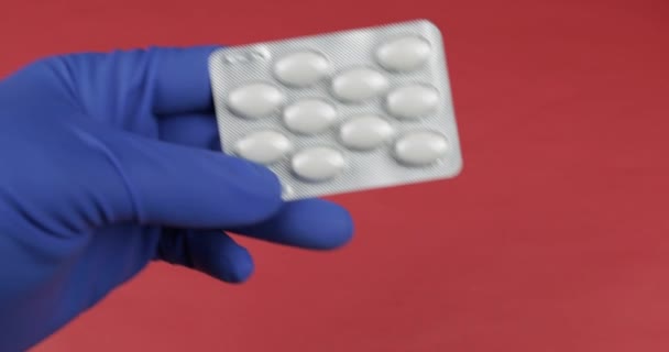 Médecin main dans le gant médical donne blister avec des pilules et recevoir un paiement en espèces — Video