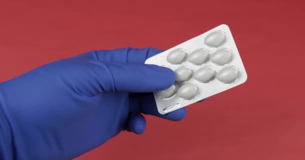 Médecin main dans le gant médical donne blister avec des pilules et recevoir un paiement en espèces — Video