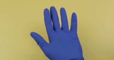 El mavi tıbbi eldiven giymiş diğer eline haplar büyük miktarda koyar