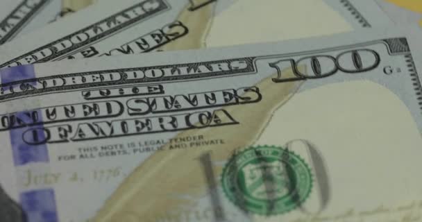 Stovky amerických dolarových účtů se točí. Close-up. Pozadí s dolarovou bankovkami — Stock video