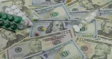 Dolar banknotları üzerine düşen haplar, pahalı ilaçlar, ilaç işi.