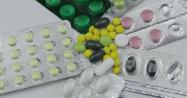 Bir sürü dönen hap ve uyuşturucu. Haplar ve tabletler, blister paketleri dönüm