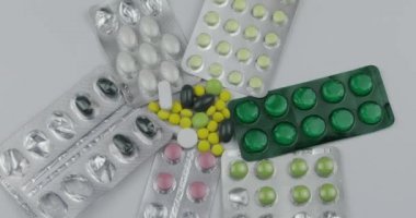 Bir sürü dönen hap ve uyuşturucu. Haplar ve tabletler, blister paketleri dönüm