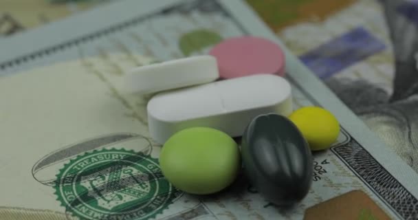 달러 지폐에 의료 알 약과 정제. 제약 사업 컨셉 — 비디오