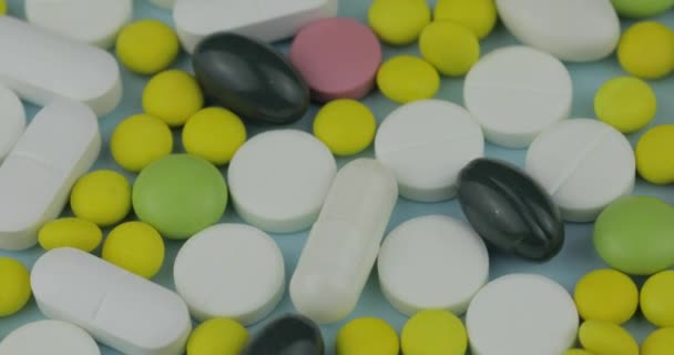 Veel verschillende spinnen pillen en drugs. Geneeskunde, pillen en tabletten draaien — Stockvideo