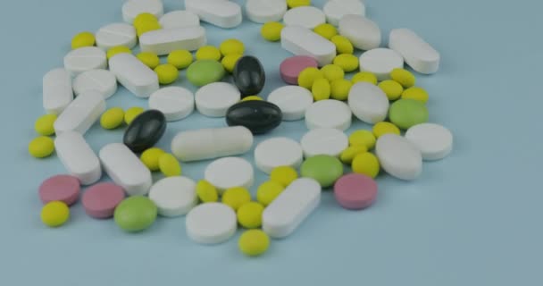 Veel verschillende spinnen pillen en drugs. Geneeskunde, pillen en tabletten draaien — Stockvideo