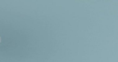 Tıbbi haplar düşüyor. Tıp kavramı. Renkli kapsüller, haplar, tabletler