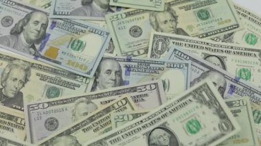 Dolar banknotları farklı mezheplerin Amerikan doları ile masaya düşüyor