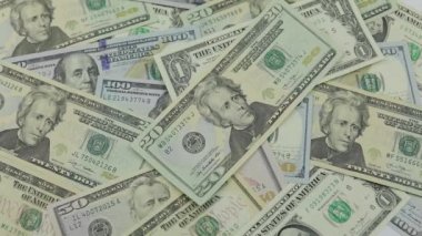 Dolar banknotları farklı mezheplerin Amerikan doları ile masaya düşüyor
