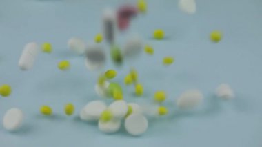 Tıbbi haplar düşüyor. Tıp kavramı. Renkli kapsüller, haplar, tabletler