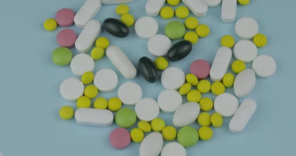 许多不同的纺纱药片和药物。药物、药片和片剂转动 — 图库视频影像