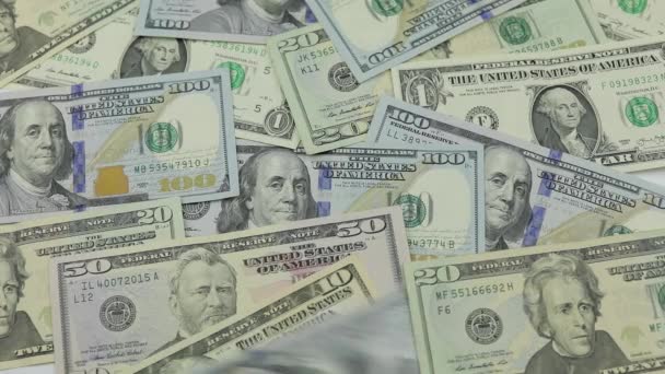 Долларовые купюры падают на стол с американскими долларами разных номиналов — стоковое видео