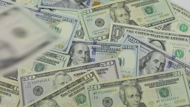달러 지폐는 다른 교단의 미국 달러와 테이블에 빠진다 — 비디오