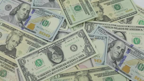 Οι λογαριασμοί του δολαρίου πέφτουν στο τραπέζι με αμερικάνικα δολάρια από διαφορετικές ονομαστικές αξίες. — Αρχείο Βίντεο