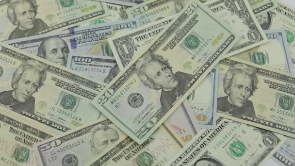 Dollar biljetten vallen op tafel met Amerikaanse dollars van verschillende denominaties — Stockvideo
