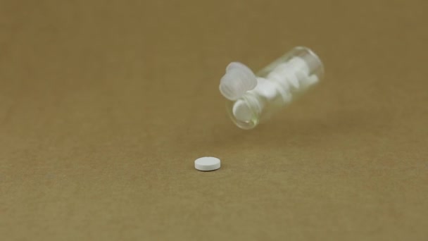 Pot en verre tombe et pilules rondes blanches tombent de celui-ci. Mouvement lent — Video