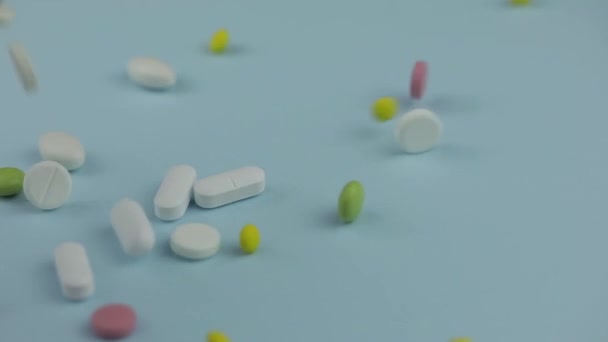 Pastillas médicas cayendo. Concepto de medicina. Cápsulas coloreadas, pastillas, comprimidos — Vídeo de stock