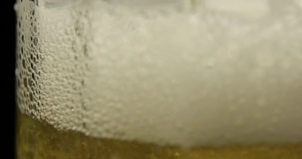 冷たい金色の軽いビールをグラスに注ぎます。泡と泡を作るクラフトビール — ストック動画