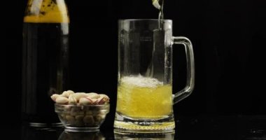 Şişeden bir bardağa Soğuk Işık Birası dökmek. Craft Bira yakın çekim