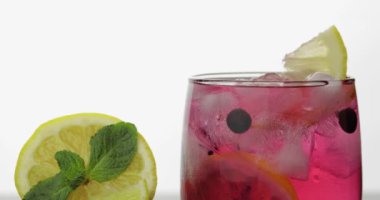 Soğuk içecek, limon, limon, kuş üzümü, buz ile bir bardak nane yaprakları ekleme