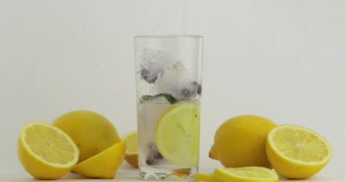 Soğuk soda iç. İçki bardağında limon ve buz. Ferahlatıcı kokteyl