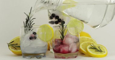 İçme bardaklarında soğuk bir içecek dökün. Soda kırmızı ve mavi kokteyller yapma