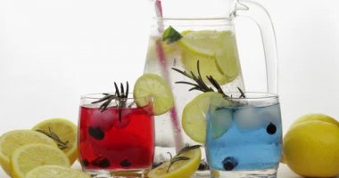 Kadın ve erkek elleri ferahlatıcı soda alır limonlu kırmızı ve mavi kokteyller