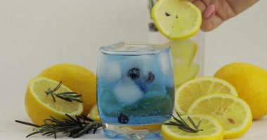 Soda limonata mavi kokteyl ile bir bardak limon dilim ekleme