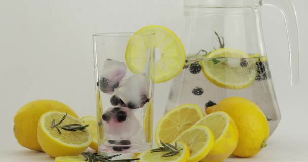 Soğuk soda iç. İçki bardağında limon ve buz. Ferahlatıcı kokteyl — Stok video