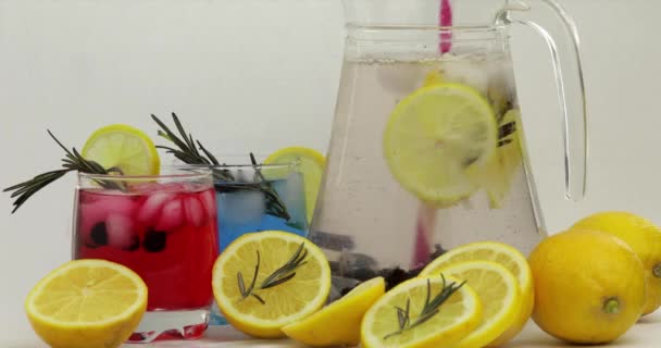Revuelva la bebida fría con limón, cubitos de hielo y grosella negra en un vaso de frasco — Vídeos de Stock