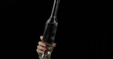 Alkolik kadın elinden votka alıyor. Ailede alkolizm kavramı
