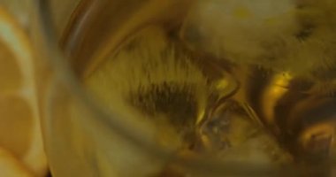 Bardakta buzlu viski. Bir bardak rom.