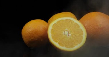 Siyah arka plan üzerinde sis duman soğuk buz bulutları tropikal meyve turuncu