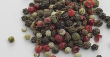 Çok renkli biber rotasyon karışımı. Baharatlı bezelye. Beyaz arka planda makro